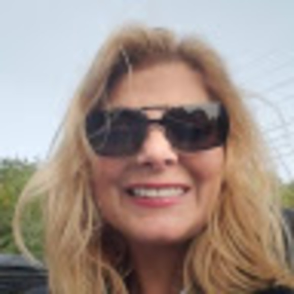 Profile Picture of Jenn Macneil (@poetry12rocks) on Poshmark
