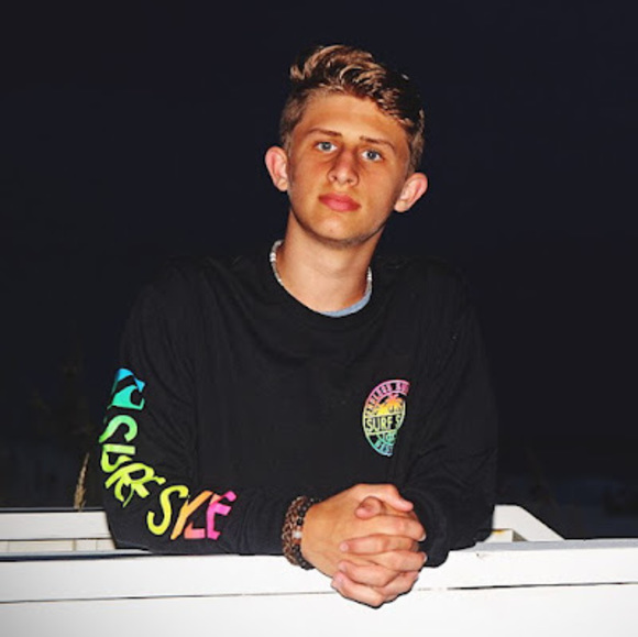 Profile Picture of Carter Gates (@gatescarter05) on Poshmark