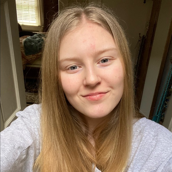 Profile Picture of Claire Dalinka (@clairebeatrice) on Poshmark