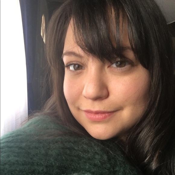 Profile Picture of Courtney Hahn (@courtneyehahn) on Poshmark