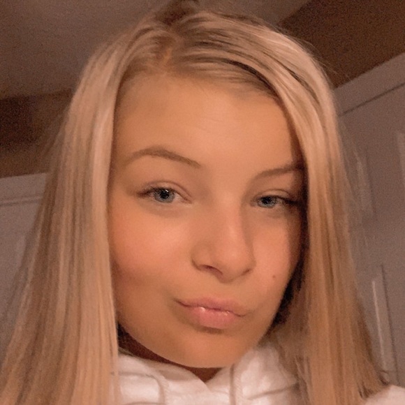 Profile Picture of Katie Csukas (@katiecsukas) on Poshmark