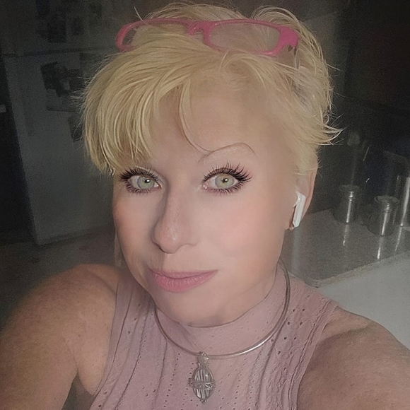 Profile Picture of Sherry Howe (@howe_sherry) on Poshmark