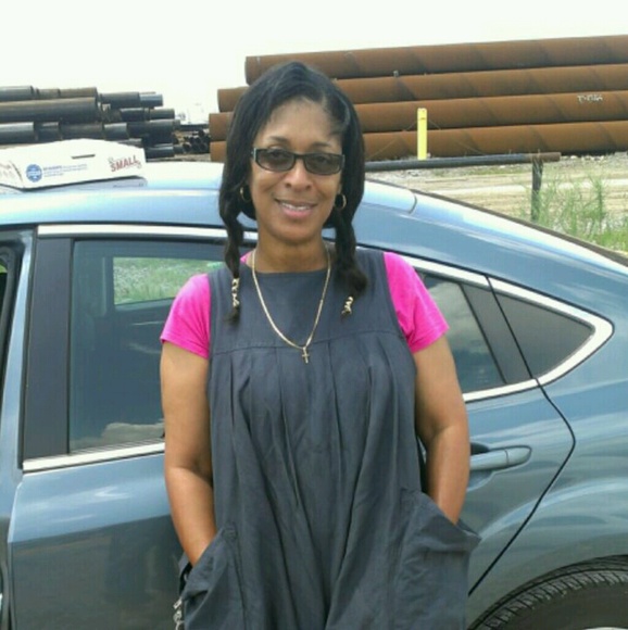 Profile Picture of Ramona Garror (@ramona12_25) on Poshmark