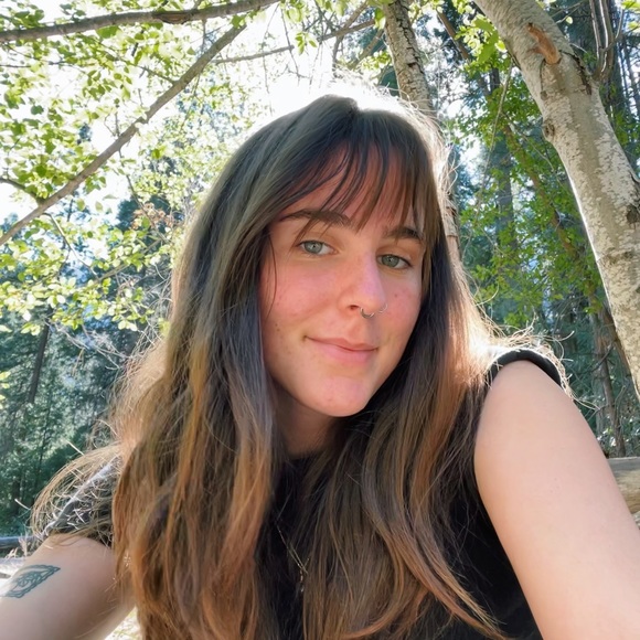 Profile Picture of Olivia Cleburn (@oliviacleburn) on Poshmark