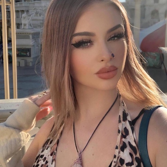 Profile Picture of Rissa Gloss (@janerissa) on Poshmark