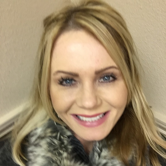 Profile Picture of Brandi Speckens (@bspeckens) on Poshmark