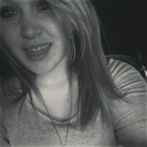 Profile Picture of Tina Holmes (@tinalouise214) on Poshmark