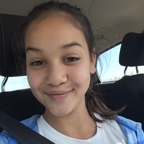 Profile Picture of Samantha Farrington (@sammi_f) on Poshmark