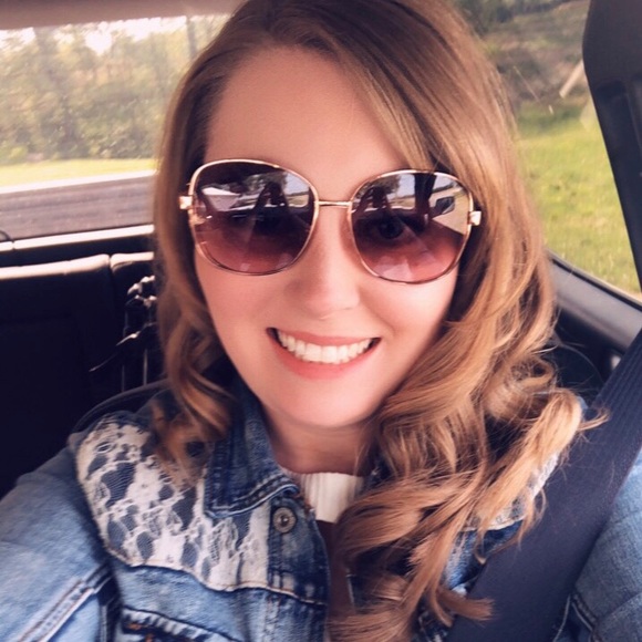 Profile Picture of Amanda Stoneberger (@astoneberger) on Poshmark
