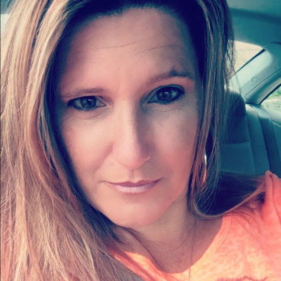 Profile Picture of Debra Chiarizia (@debrac73) on Poshmark