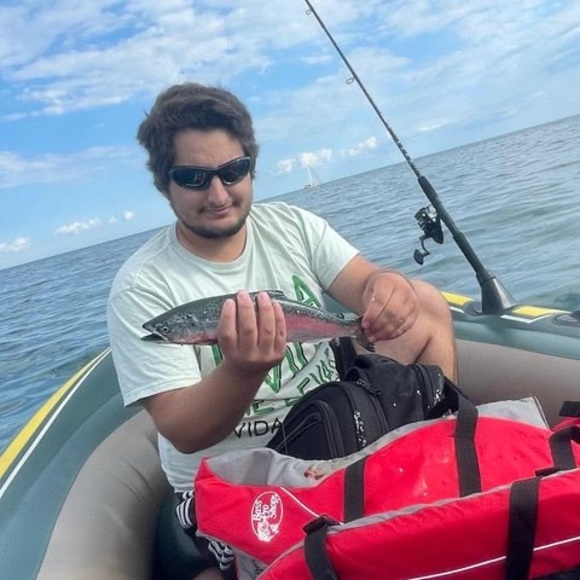 Profile Picture of Enzo Tragnone (@enzotragnone) on Poshmark