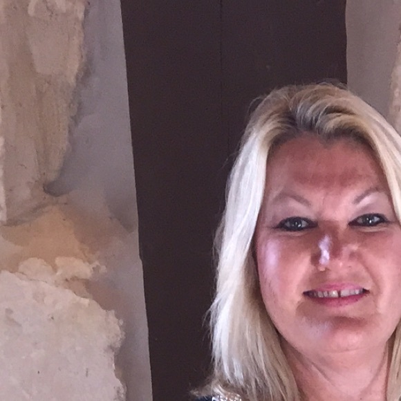 Profile Picture of Julie Holcomb (@julie6325) on Poshmark