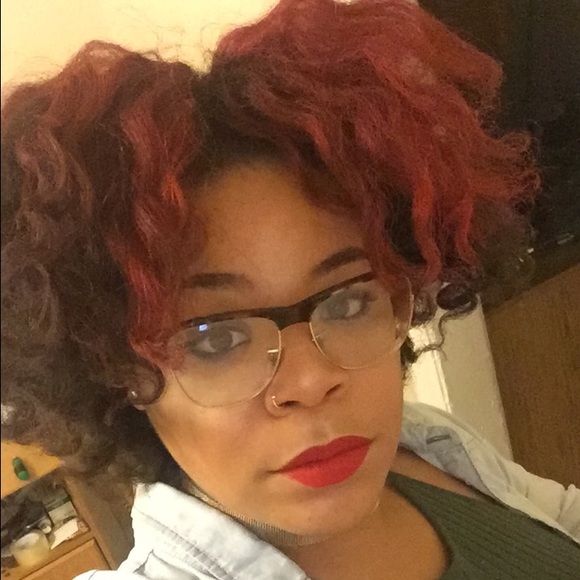 Profile Picture of Courtney Killingsworth (@books08) on Poshmark