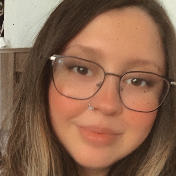 Profile Picture of Karina Lazos (@karinalazos) on Poshmark