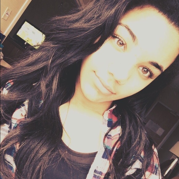 Profile Picture of Peyton Brooks (@peytonbrooks_) on Poshmark