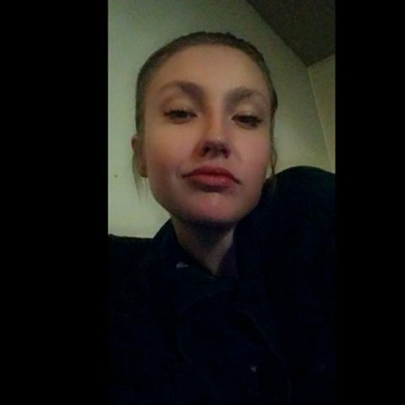 Profile Picture of Hannah Rozendal (@hrozendal) on Poshmark
