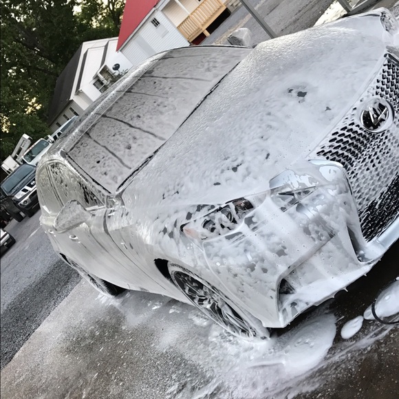 Profile Picture of Carlos Mandujano (@carrrlos135) on Poshmark