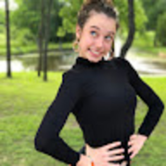 Profile Picture of Gabriella Catino (@gcatino) on Poshmark