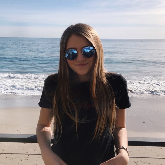 Profile Picture of Tess Fechner (@tessfech) on Poshmark