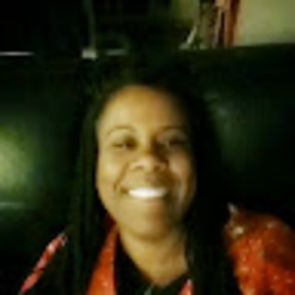 Profile Picture of Dawn Beverly (@queendawnlouise) on Poshmark