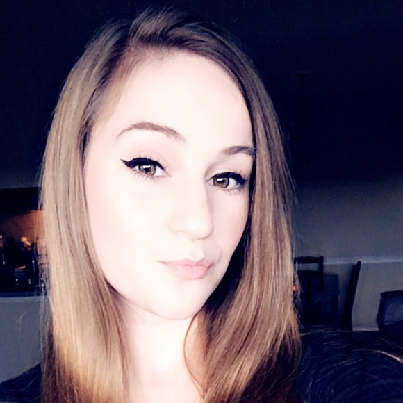 Profile Picture of Rachel Sitterson (@resitterson) on Poshmark