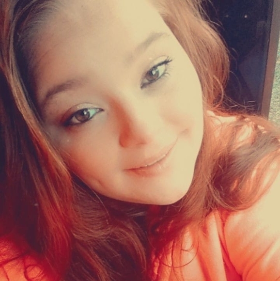Profile Picture of Amber Barteau (@amberbarteau) on Poshmark