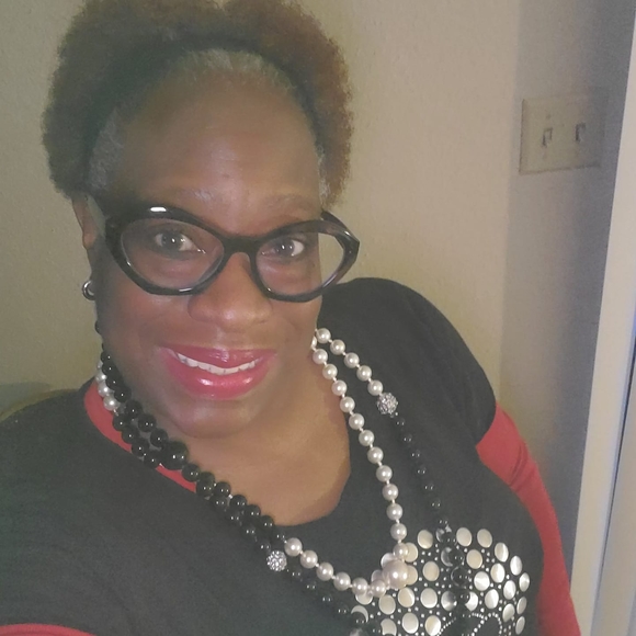 Profile Picture of Yvette Roberts (@roroberts_55) on Poshmark