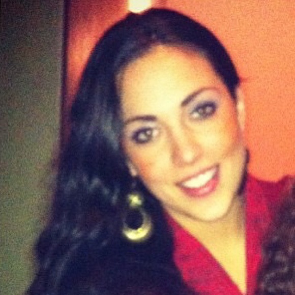 Profile Picture of Danielle Gatt (@danielle_gatt) on Poshmark