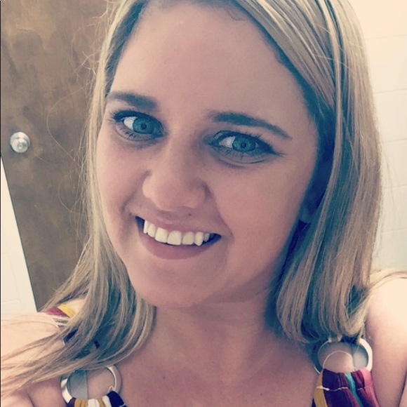 Profile Picture of Amanda Fernaays (@amandafernaays) on Poshmark