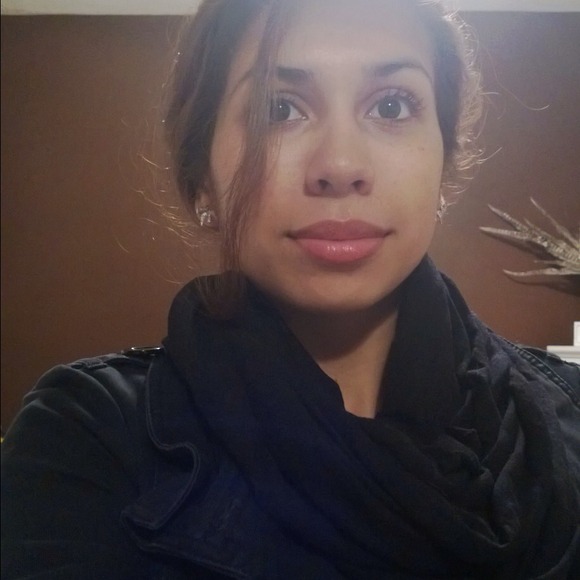 Profile Picture of Zuleyka Corso (@zuleykaann) on Poshmark