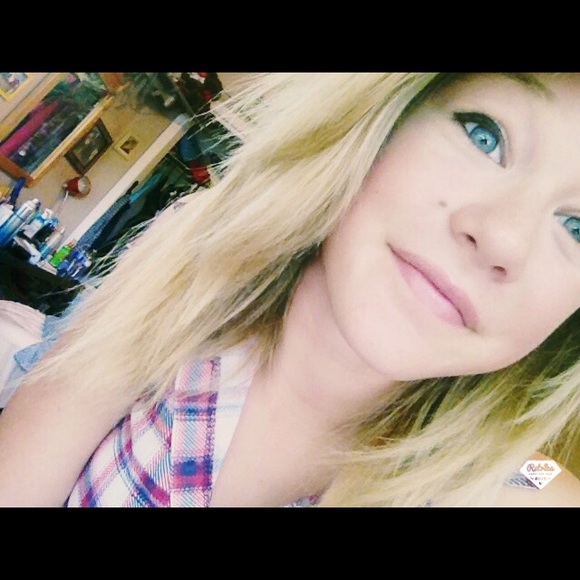 Profile Picture of Cayla Foster (@cayxa22) on Poshmark