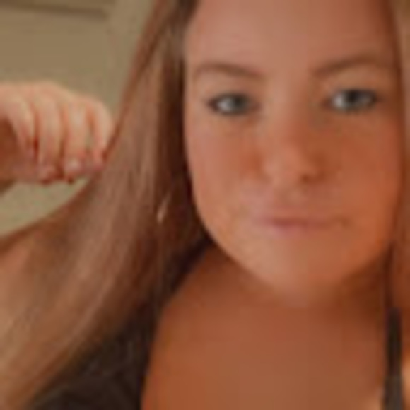 Profile Picture of Lys Cusenza (@lyscuse) on Poshmark