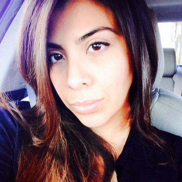 Profile Picture of Isabel Tostado (@l0veit) on Poshmark