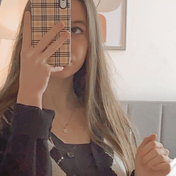 Profile Picture of Alexia Charos (@alexiacharos) on Poshmark