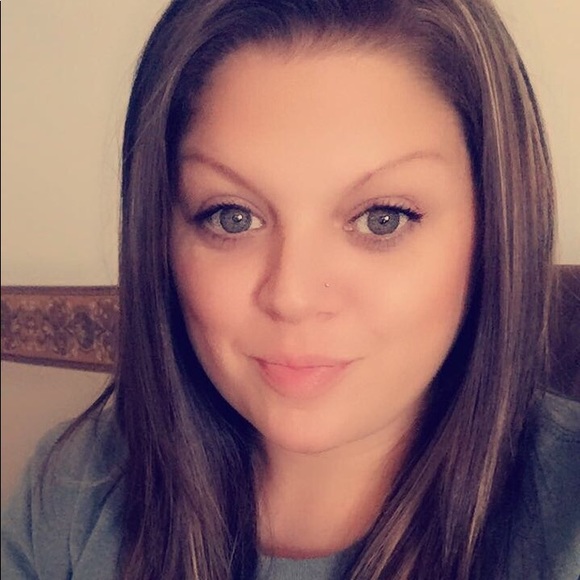 Profile Picture of Amber Bailey (@amberbailey1113) on Poshmark