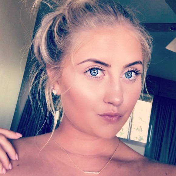 Profile Picture of Alexis Paulinski (@alexispaulinski) on Poshmark