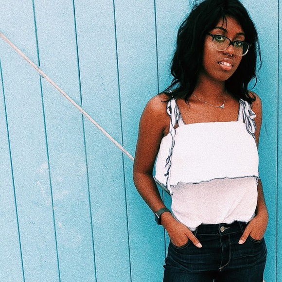 Profile Picture of Simone Henry (@snadiahenry) on Poshmark