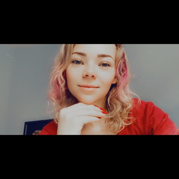 Profile Picture of Shawna Watkinson (@shawnawatkinson) on Poshmark