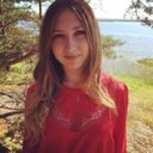 Profile Picture of Alice Ellis (@alice10ellis) on Poshmark