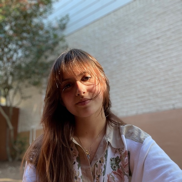 Profile Picture of Zoe Winger (@zoewinger) on Poshmark