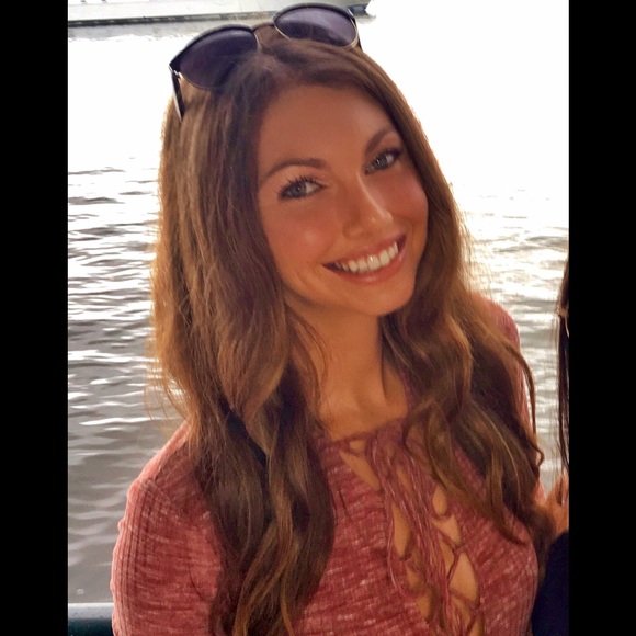 Profile Picture of Amanda Hansen (@amanda_shae) on Poshmark