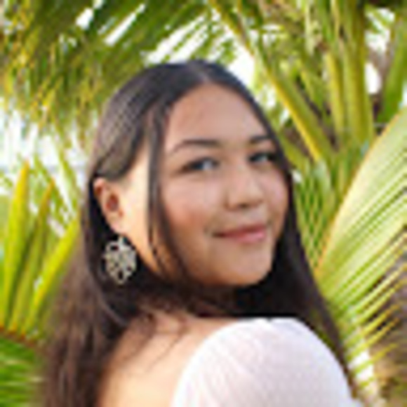 Profile Picture of Celia Anderson (@cealsforeals) on Poshmark