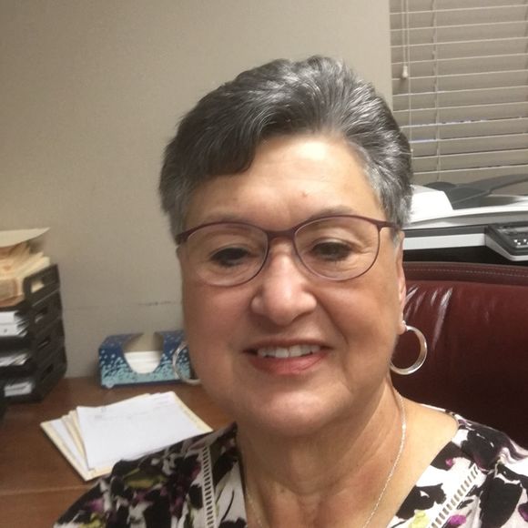 Profile Picture of Kay Holt (@kholt1974) on Poshmark