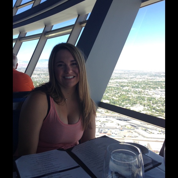 Profile Picture of Victoria Dow (@victorialynn5) on Poshmark