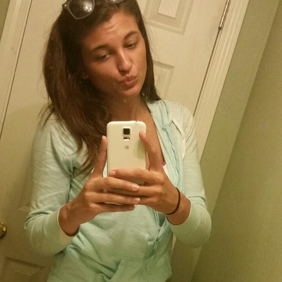Profile Picture of Danielle Comstock (@dannijo92) on Poshmark