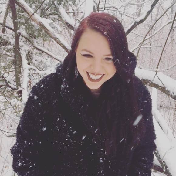 Profile Picture of Justina Dillion (@symitree) on Poshmark