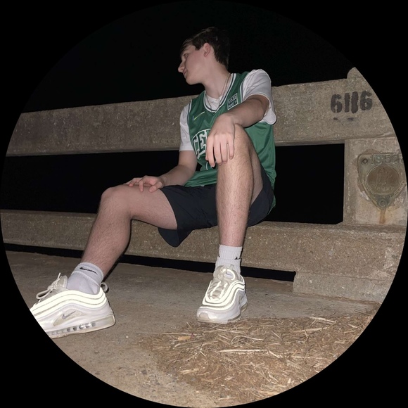 Profile Picture of Eli Hanson (@elihanson) on Poshmark