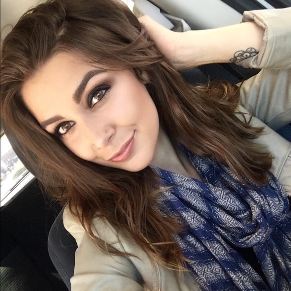 Profile Picture of Haley Bratton (@hailsbratton) on Poshmark