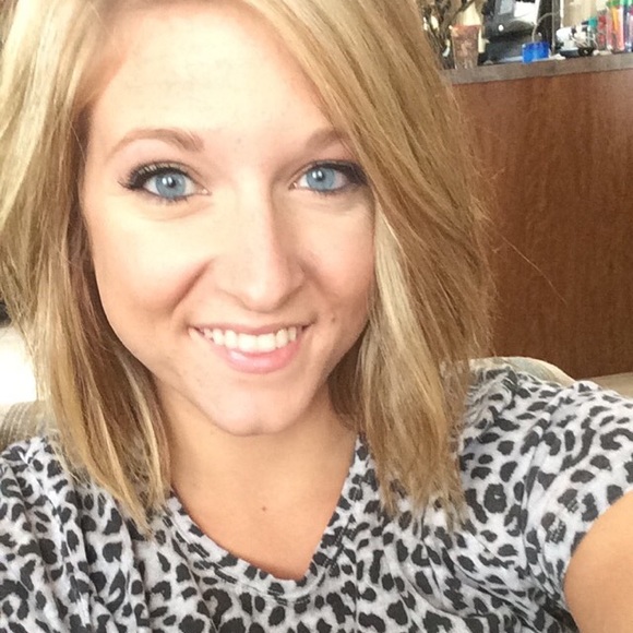 Profile Picture of Amanda Boldt (@boldtam) on Poshmark