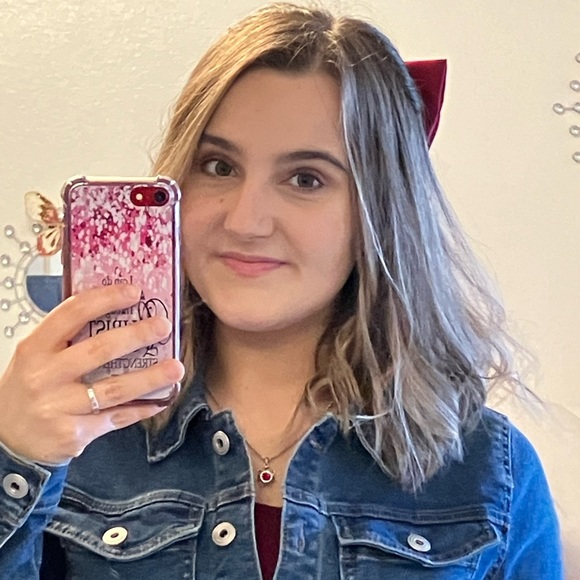 Profile Picture of Danielle Barczak (@darlingbeauty) on Poshmark